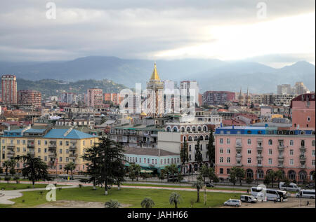 Blick auf die Stadt bei Sonnenuntergang vom Riesenrad. Batumi, Georgien Stockfoto