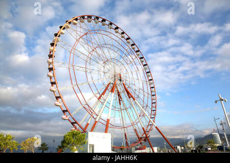 Panorama Riesenrad auf dem Park der Wunder auf dem Damm. Batumi, Georgien Stockfoto