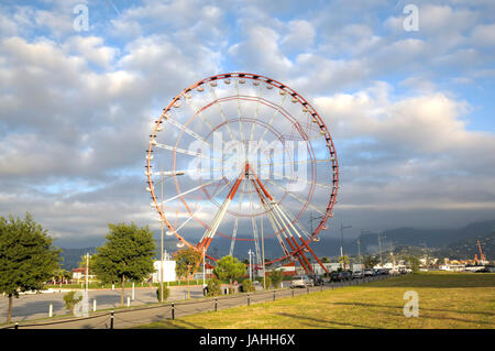 Panorama Riesenrad auf dem Park der Wunder auf dem Damm. Batumi, Georgien Stockfoto