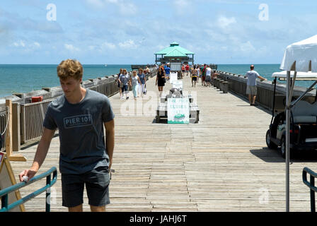 Stock Foto von Touristen zu Fuß auf Folly Beach Fishing Pier Charleston, South Carolina, USA. Stockfoto