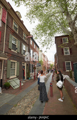 Touristen auf Elfreths Gasse in der alten Stadt von Philadelphia USA Stockfoto