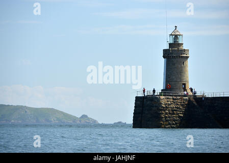 Angeln vom Schloss Mole und Leuchtturm, St. Peter Port, Guernsey. Stockfoto