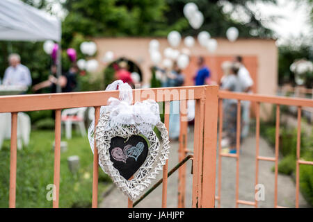 Dekoration im freien Setup für eine Hochzeit mit rosa farbigen Herzen Stockfoto
