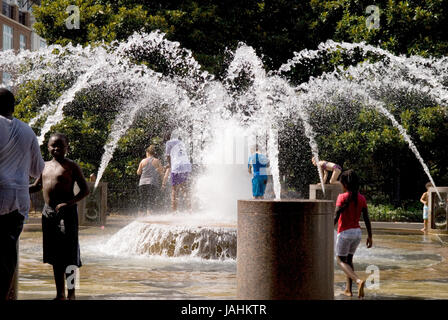 Kinder spielen an einem sonnigen Tag in Charleston, South Carolina, im Splash Fountain im Waterfront Park. USA. Stockfoto