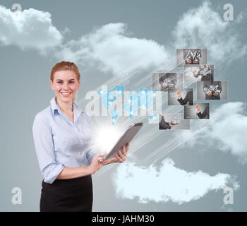 Porträt der Geschäftsfrau hält ihre Tablet-Computer und Kommunikation mit ihrem Team auf der ganzen Welt. Stockfoto