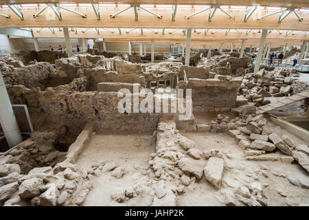 Akrotiri ist eine archäologische Stätte aus der minoischen Bronzezeit auf der griechischen Insel Santorin (Thera). Foto von wiederhergestellten alten Gebäuden und decora Stockfoto