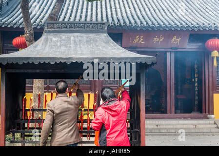 Anbeter Licht Kerzen und herumliegen am Tempel des Mysteriums, ein Taoist komplexe gegründet Song-Dynastie, Suzhou, Provinz Jiangsu, China Stockfoto