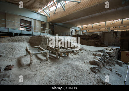 Akrotiri ist eine archäologische Stätte aus der minoischen Bronzezeit auf der griechischen Insel Santorin (Thera). Foto von wiederhergestellten alten Gebäuden und decora Stockfoto