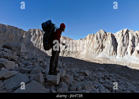 CA03258-00... Kalifornien - Backpacker auf der John Muir Trail bis Crest Trail dann auf den Gipfel des Mount Whitney. Stockfoto