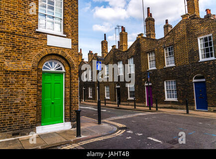 Typische englische Altbauten, niedrigen Backsteinbauten in einer schmalen Straße, interessante alte London Architektur, englische Häuser Stockfoto