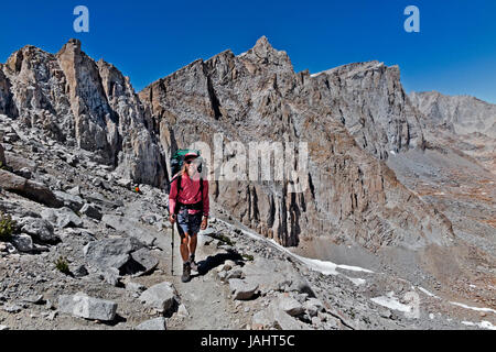 CA03260-00... Kalifornien - Wanderer absteigend nach Abschluss der John Muir Trail auf dem Gipfel des Mount Whitney Whitney Portal. Stockfoto