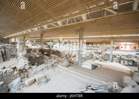 Akrotiri ist eine archäologische Stätte aus der minoischen Bronzezeit auf der griechischen Insel Santorin (Thera). Foto von wiederhergestellten alten Gebäuden und decora Stockfoto