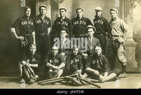 Antike c1910 Foto, Kasota Baseball-Team in Kasota, Minnesota. QUELLE: ORIGINAL FOTOABZUG. Stockfoto