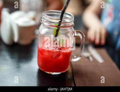 Himbeer Limonade im Einmachglas mit Eis und Minze. Stockfoto