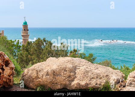 Minarett der Moschee in der Altstadt von Jaffa auf blauen Himmel und Mittelmeer Hintergrund. Israel. Stockfoto