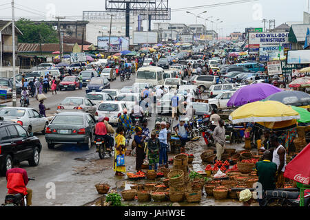 Oyo State, NIGERIA, Ibadan, überfüllten Hauptbereich Road und Markt / Hauptstraße Und Markt, Verkauf Gemuese Stockfoto