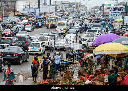 Oyo State, NIGERIA, Ibadan, überfüllten Hauptbereich Road und Markt / Hauptstraße Und Markt, Verkauf Gemuese Stockfoto