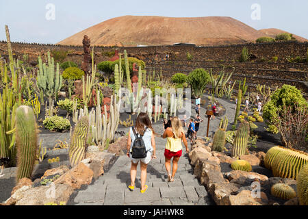 Lanzarote Tourismus - Touristen, die den Kaktusgarten, Erstellung von Künstler Cesar Manrique, Lanzarote, Kanarische Inseln, Europa Stockfoto