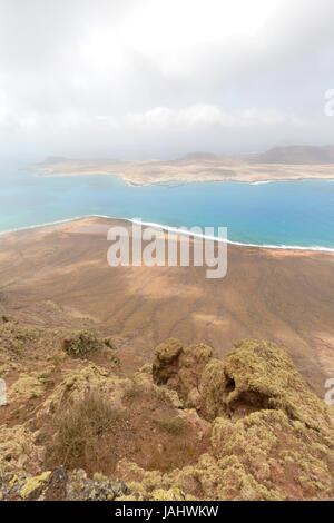 Mirador Del Rio Lanzarote - eine Sicht von der Nordküste von Lanzarote auf die Insel La Graciosa; Lanzarote, Kanarische Inseln, Europa Stockfoto