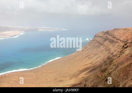 Lanzarote - Mirador Del Rio - Landschaft von der Nordküste von Lanzarote auf die Insel La Graciosa; Lanzarote, Kanarische Inseln, Europa Stockfoto