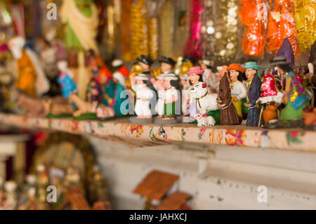 QUITO, ECUADOR-07 Mai, 2017: schöne kleine Figur aus Ton in einem Markt Stockfoto