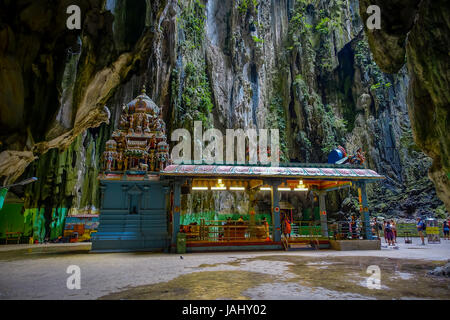 Kuala Lumpur, Malaysia - 9. März 2017: Batu Caves, ein Kalkstein-Hügel mit großen und kleinen Höhlen und Höhlentempel und ein sehr beliebtes Hindu-Schrein außerhalb Indiens. Stockfoto