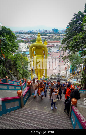 Kuala Lumpur, Malaysia - 9. März 2017: Weltweit höchste Statue von Murugan, ein Hindu-Gottheit in Batu Caves, ein sehr beliebter Hindu Schrein außerhalb Indiens. Stockfoto