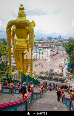 Kuala Lumpur, Malaysia - 9. März 2017: Weltweit höchste Statue von Murugan, ein Hindu-Gottheit in Batu Caves, ein sehr beliebter Hindu Schrein außerhalb Indiens. Stockfoto