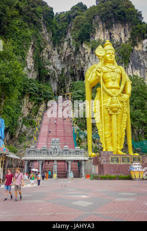 Kuala Lumpur, Malaysia - 9. März 2017: Treppen in Batu Caves, ein Kalkstein-Hügel mit großen und kleinen Höhlen und Höhlentempel und ein sehr beliebtes Hindu-Schrein außerhalb Indiens. Stockfoto