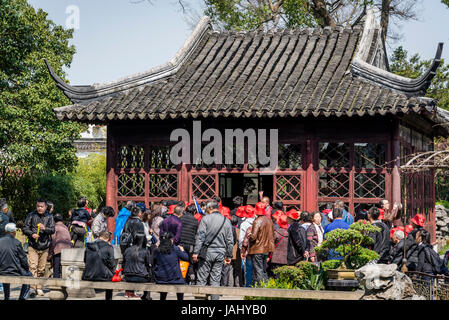 Massen von chinesischen Touristen in Humble Administrator Garten, Suzhou, Provinz Jiangsu, China Stockfoto