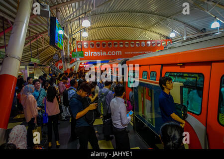 Kuala Lumpur, Malaysia - 9. März 2017: Sehr belebten Bahnhof in der Stadt, mit Massen von Pendlern, die ihren Zug warten. Stockfoto