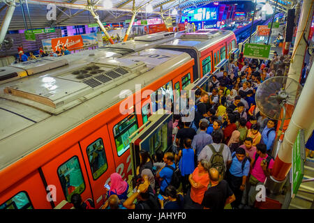 Kuala Lumpur, Malaysia - 9. März 2017: Sehr belebten Bahnhof in der Stadt, mit Massen von Pendlern, die ihren Zug warten. Stockfoto