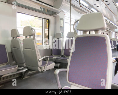 Leere Sitze im Eisenbahnwaggon indoor. Innenraum der Hochgeschwindigkeitszug. Stockfoto