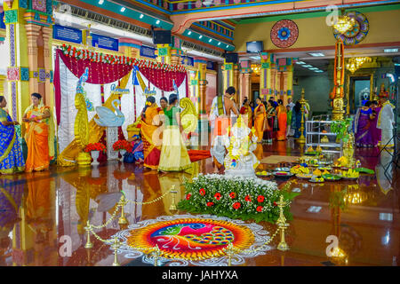 Kuala Lumpur, Malaysia - 9. März 2017: Unbekannte Menschen in einer traditionellen Hindu-Hochzeit-Feier. Der Hinduismus ist die viertgrößte Religion in Malaysia. Stockfoto