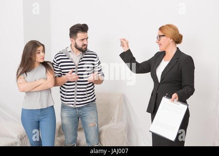 Makler vorschlagen, einer detailirten für Mann und Frau zu unterzeichnen. WHA nicht einverstanden sind. Stockfoto