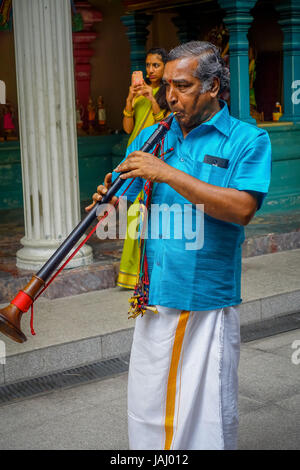 Kuala Lumpur, Malaysia - 9. März 2017: Unbekannte Musiker in einer traditionellen Hindu-Hochzeit-Feier. Der Hinduismus ist die viertgrößte Religion in Malaysia. Stockfoto