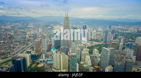 Schöne Aussicht auf Kuala Lumpur vom Menara Kuala Lumpur Tower, eine Kommunikation-Turm und der höchste Aussichtspunkt in der Stadt, die für die Öffentlichkeit zugänglich ist Stockfoto