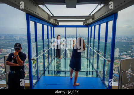 Kuala Lumpur, Malaysia - 9. März 2017: Menara Kuala Lumpur Tower ist eine Kommunikation-Turm und der höchste Aussichtspunkt in Kuala Lumpur, das öffentlich zugänglich ist. Stockfoto