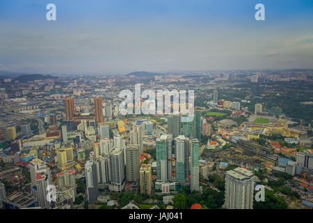 Schöne Aussicht auf Kuala Lumpur vom Menara Kuala Lumpur Tower, eine Kommunikation-Turm und der höchste Aussichtspunkt in der Stadt, die für die Öffentlichkeit zugänglich ist Stockfoto