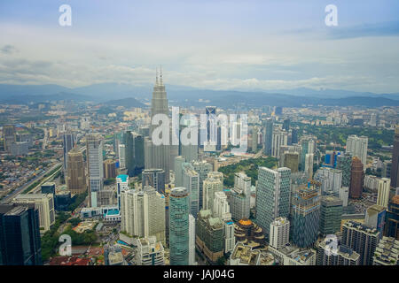 Schöne Aussicht auf Kuala Lumpur vom Menara Kuala Lumpur Tower, eine Kommunikation-Turm und der höchste Aussichtspunkt in der Stadt, die für die Öffentlichkeit zugänglich ist Stockfoto