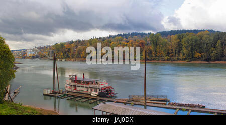 Historische Raddampfer entlang Willamette River in Oregon City im Herbst Saison Panorama angedockt Stockfoto