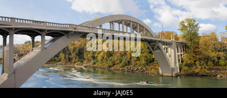 Oregon City Arch Bridge Over Willamette River verbindet West Linn und Oregon City Herbst Szene Panorama Stockfoto