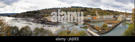 Wasserkraftwerk am Willamette Falls Lock in Oregon City im Herbst Saison Panorama Stockfoto