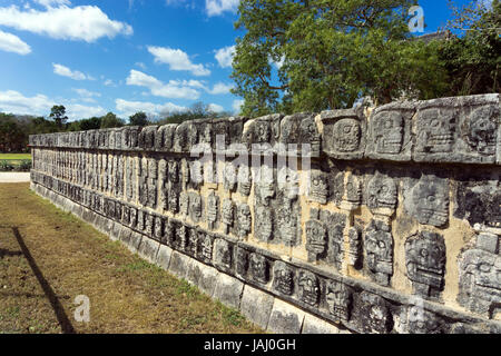 Plattform der Schädel in den Ruinen von Chichen Itza, Mexiko Stockfoto