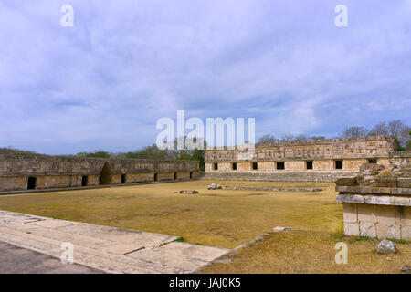 Innenhof der alten Maya-Ruinen, bekannt als das Nonnenkloster in Uxmal, Mexiko Stockfoto