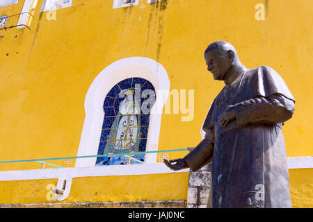 Papst John Paul II Statue vor einem gelben Kirche in Izamal, Mexiko Stockfoto