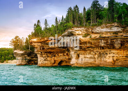 Schlachtschiff Felsen Formationen an dargestellter Felsen-Staatsangehöriger Lakeshore auf obere Halbinsel, Michigan Stockfoto