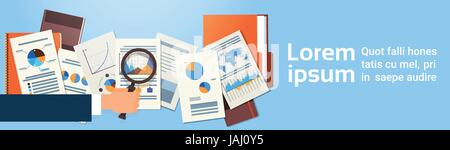 Finanzen-Diagramm Dokumente Schreibtisch Analyse Geschäftsmann Hand mit Lupe Financial Business-Grafik Stock Vektor