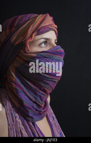 Porträt einer schönen jungen Frau, die einen Hijab zu tragen. Arabeske Damenbekleidung Stockfoto