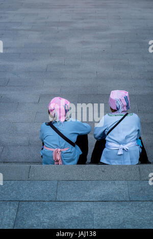 Frauen gekleidet in traditioneller Kleidung, Pan Gate oder Panmen Scenic Area, Suzhou, Provinz Jiangsu, China Stockfoto